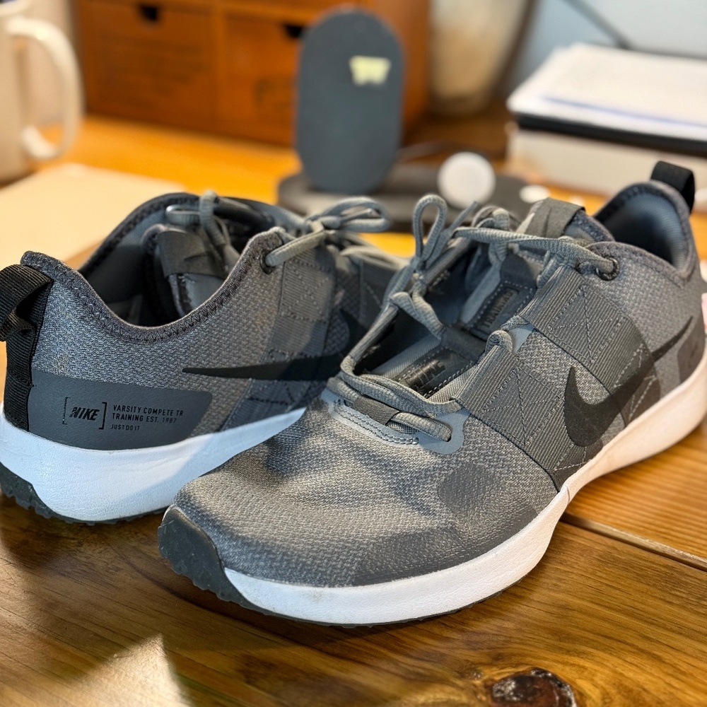 BRAND NEW - WORN ONCE - MENS 10.5 - NIKE VARSITY COMPLETE TRAINER TRAINING TURF